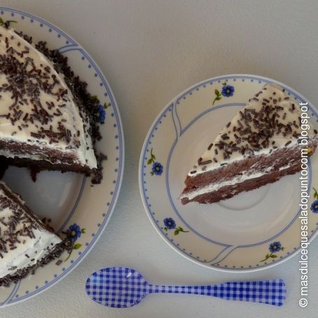 Pastel de chocolate y pistachos con crema de vainilla