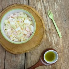 Ensalada de arroz con huevo, pavo y manzana verde