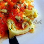 Tortellini de espinacas con salsa de tomate y nueces