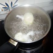 Huevo escalfado sobre crujiente de berenjena y lecho de espinacas - Paso 3