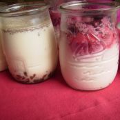 Yogurt sin yogurtera (con frutos rojos y naturales)