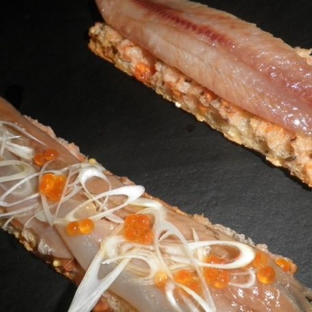 Tosta de boquerón marinado con frutos rojos y vinagre de módena