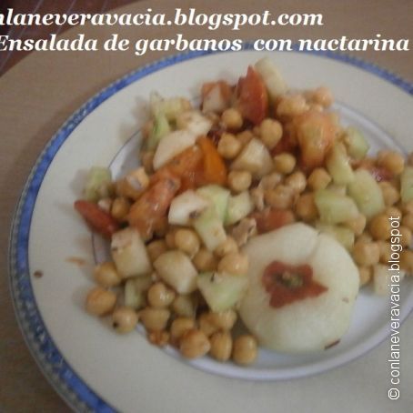 Ensalada de garbanzos con nectarina plana