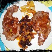 Chuletas de cerco con manzanas y uvas pasas