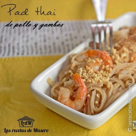 Pad thai de pollo y gambas (noodles fritos estilo Thai)