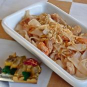 Pad thai de pollo y gambas (noodles fritos estilo tailandés)