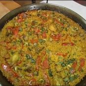 Paella de arroz con conejo y caracoles