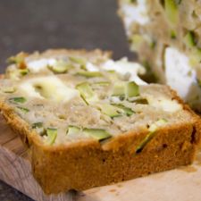 Pan de calabacín y ajos tiernos.