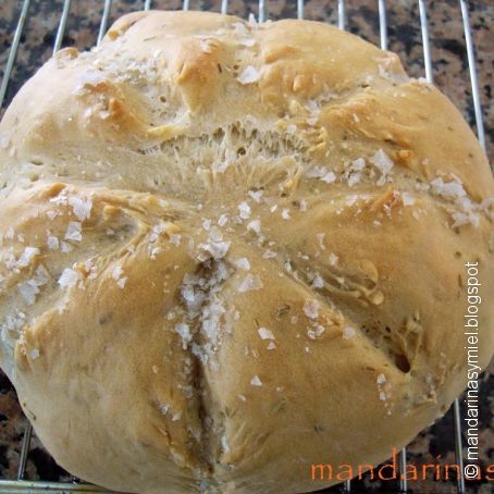 Hogaza de pan de romero.