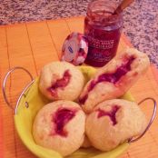 Pan de yuca relleno de queso y mermelada