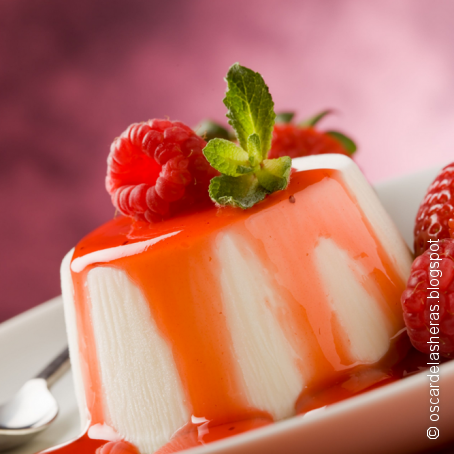 Panacota de fresas y chocolate blanco