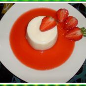 Panna cotta con coulis de fresas