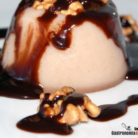 Panna cotta de plátano con crema de chocolate y nueces