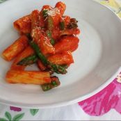 Rigatoni con espárragos verdes