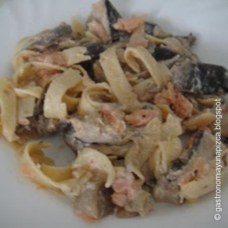 Taggliattelle con salmón y setas