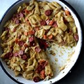 Pasta al horno con salchichas y verdura