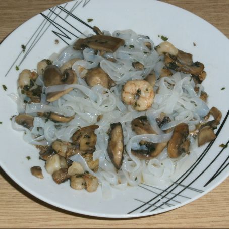 Pasta dietética en salsa de championes y gambas