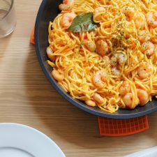 Spaghetti con gambas y chili dulce