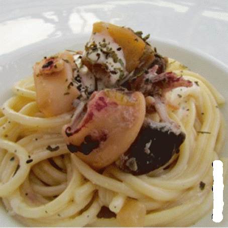 Pasta de calamares y sepia con salsa ligera