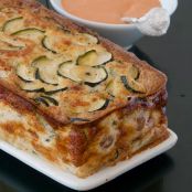 Pastel de calabacín y salchichas con mahonesa de piquillos