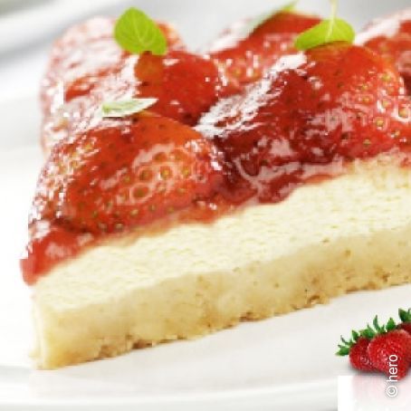 Pastel de queso coronado con mermelada clásica sin trozos de fresa