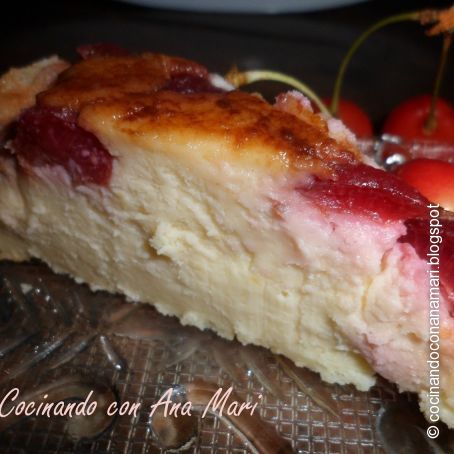 Pastel de queso y cerezas
