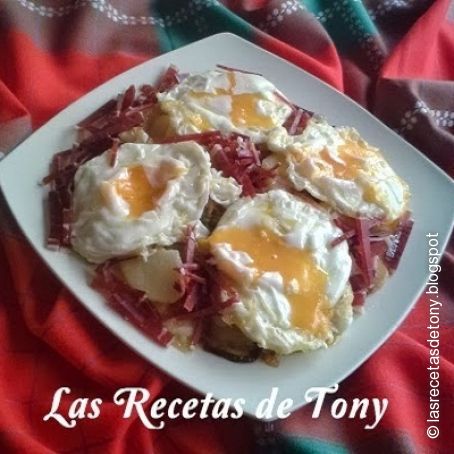HUEVOS ROTOS CON PATATAS A LO POBRE Y VIRUTAS DE JAMÓN
