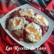 HUEVOS ROTOS CON PATATAS A LO POBRE Y VIRUTAS DE JAMÓN