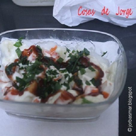 Patatas cocidas con surimi y mayonesa
