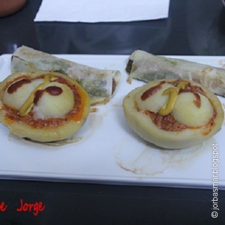 Patatas rellenas y frankfurt envuelto en pasta wonton