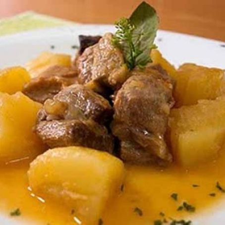 Patatas guisadas con carne fácil