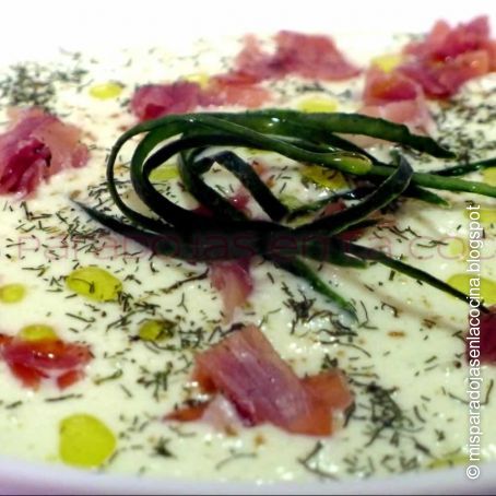 Pepino en dos texturas: crema y propina en ensalada