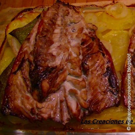 Caballa al horno sobre cama de patatas