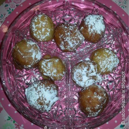 Buñuelos de viento rellenos de crema pastelera