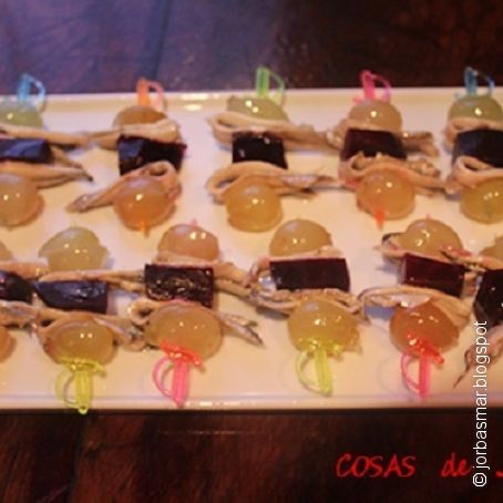 Pinchos de boquerones, remolacha y uvas