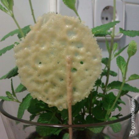 Piruletas de queso parmesano