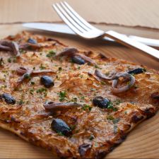 Pissaladière (farcit de pizza: pasta d'anxoves)