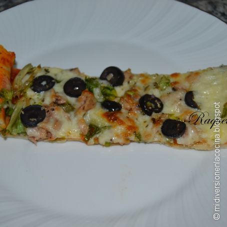 Pizza de Atún Canónigos y Aceitunas Negras