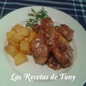 Muslitos de pollo con piñones a la miel de romero