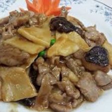 Pollo con bambú y setas