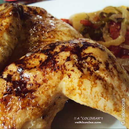 Coquelet o pollo tomatero al horno con guarnición