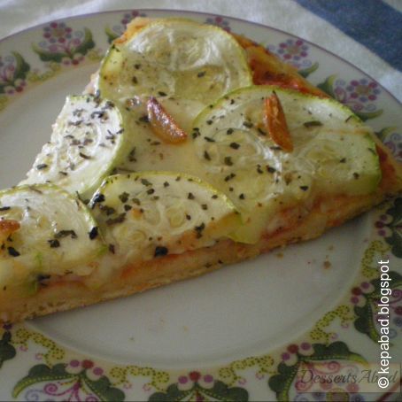 Pizza de calabacín y mozzarella con aceite de albahaca
