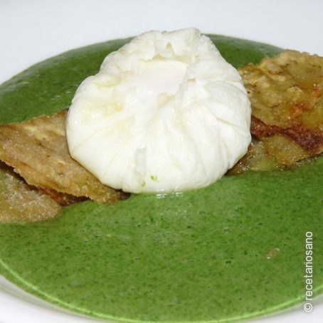 Huevo escalfado sobre crujiente de berenjena y lecho de espinacas