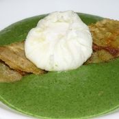 Huevo escalfado sobre crujiente de berenjena y lecho de espinacas