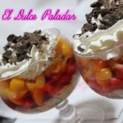 Postre de melocotón y fresas