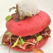 Presa de ibérico curada, merengue de remolacha y menta