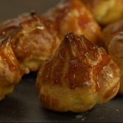 Profiteroles de crema y caramelo