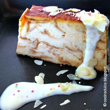 Pudin casero de leche merengada con salsa de chocolate blanco