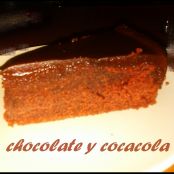 Pastel de chocolate y Coca-Cola