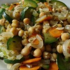 Ensalada de pollo con garbanzos, zanahorias, cebolla y apio